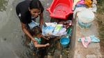 Gaya Anak-anak Berenang di Air Kotor Kali Sipon