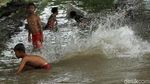 Gaya Anak-anak Berenang di Air Kotor Kali Sipon