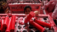 Produksinya pun masih menggunakan peralatan tradisional.