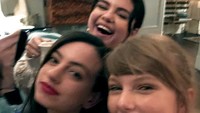 Usai pulih kembali, Selena pun tampak berpesta bersama Taylor dan satu sahabatnya itu. Dok. Instagram/taylorswift