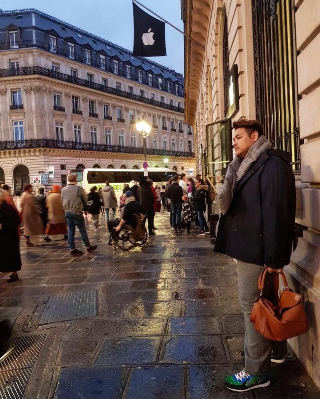Ivan terlihat bergaya dengan tas dan sepatu high end di salah satu sudut kota Paris saat liburan di akhir tahun 2017. Foto: Instagram @ ivan_gunawan