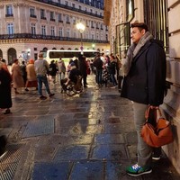 Ivan terlihat bergaya dengan tas dan sepatu high end di salah satu sudut kota Paris saat liburan di akhir tahun 2017. Foto: Instagram @ ivan_gunawan