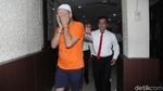 Diperiksa Polisi, Asisten Ivan Gunawan Tutupi Wajahnya
