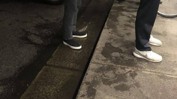 Bill Gates pernah kepergok antre burger sendirian di sebuah kedai di Seattle. Barangkali dia gemar melakukannya karena burger adalah kegemaran beratnya. Foto: Facebook