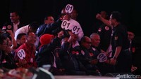 Para pendukung Paslon 01 meneriakan yel-yel.