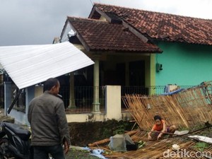 Belasan Bangunan di Tegal Rusak Akibat Angin Kencang