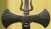 Inilah Kapak Wiro Sableng yang asli, ada di Galeri B area B2 yaitu artefak kerajaan-kerajaan Melayu di Nusantara. Apa pengarang Wiro Sableng terinspirasi dari senjata ini? (Fitraya/detikTravel)