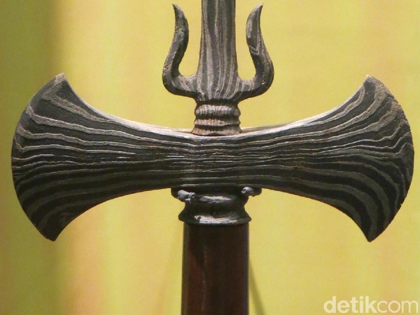 Inilah Kapak Wiro Sableng yang asli, ada di Galeri B area B2 yaitu artefak kerajaan-kerajaan Melayu di Nusantara. Apa pengarang Wiro Sableng terinspirasi dari senjata ini? (Fitraya/detikTravel) Inilah Kapak Wiro Sableng yang asli, ada di Galeri B area B2 yaitu artefak kerajaan-kerajaan Melayu di Nusantara. Apa pengarang Wiro Sableng terinspirasi dari senjata ini? (Fitraya/detikTravel)