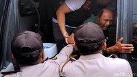 Tahu dirinya hanya pura-pura pingsan, beberapa anggota polisi memaksa Empud untuk masuk ke dalam ambulans untuk menuju RSUD Syamsudin.