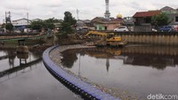 Penyebab perubahan warna di Kali Mookervart ini pun belum diketahui pasti.