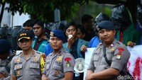 Karena dianggap sudah melebihi batas waktu aksi demonstrasi, yakni pukul 18.00 WIB, Kapolres Jakarta Selatan Indra Jafar meminta massa bubar. Hal ini juga demi ketertiban lalu lintas sekitar lokasi. 