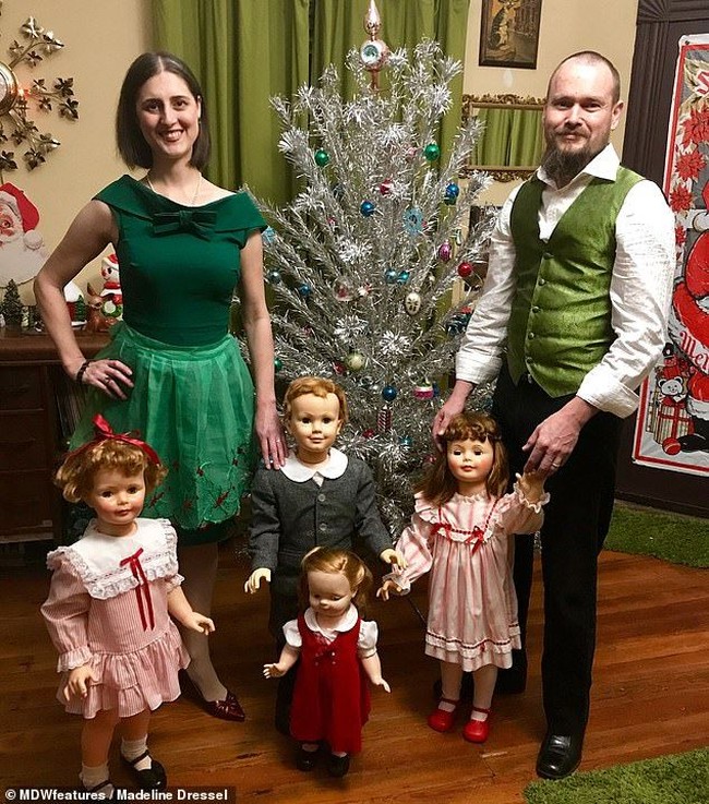 Madeline dan Malachi Dressel membuat foto keluarga bersama anak-anaknya. Namun anak-anak ini bukanlah manusia, melainkan 30 boneka plastik yang didandani seperti anak kecil. Foto: Dok. Madeline dan Malachi Dressel