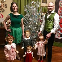 Madeline dan Malachi Dressel membuat foto keluarga bersama anak-anaknya. Namun anak-anak ini bukanlah manusia, melainkan 30 boneka plastik yang didandani seperti anak kecil. Foto: Dok. Madeline dan Malachi Dressel