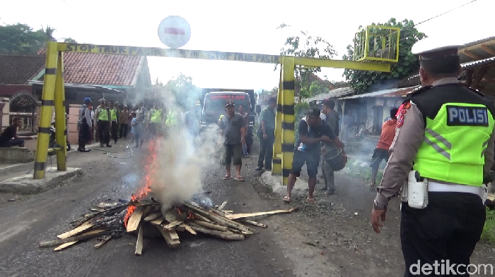 Warga Lumajang Blokir Jalan dengan Bakar Bakar, Ini Tuntutannya