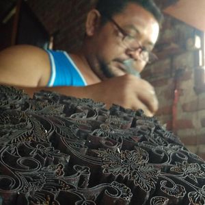 Tersisa 4 Orang, Perajin Cap Batik di Cirebon Terancam Punah Tersisa 4 Orang, Perajin Cap Batik di Cirebon Terancam Punah
