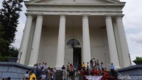 Rute tur Gambir adalah Gereja Immanuel dan Gereja Katedral yang sudah ada sejak jaman kolonial Belanda, Masjid Istiqlal yang merupakan Mesjid terbesar di Asia Tenggara dan Klenteng + Wihara Sin Tek Bio yang sudah berusia lebih dari 4 abad (Masaul/detikTravel)