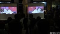 Kedua pendukung paslon nampak nobar berdampingan.