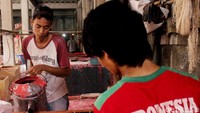 Para pekerja sendiri dari lingkungan pabrik, sehingga mampu menyerap tenaga kerja lokal.