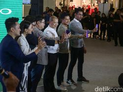 Gemerlap Penjualan Perdana Oppo R17