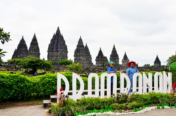 Candi ini yang termasuk dalam situs warisan dunia United Nations Educational, Scientific and Cultural Organization (UNESCO) dan merupakan candi Hindu terbesar di Indonesia sekaligus salah satu candi terindah di Asia Tenggara. (Satria Nandha/detikTravel) Candi ini yang termasuk dalam situs warisan dunia United Nations Educational, Scientific and Cultural Organization (UNESCO) dan merupakan candi Hindu terbesar di Indonesia sekaligus salah satu candi terindah di Asia Tenggara. (Satria Nandha/detikTravel)