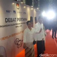 Ketika tiba di ruang tunggu, Jokowi sempat memakai jaket bomber berwarna merah. Pada debat pertama, tema yang diusung seputar hukum, HAM, anti-korupsi, dan terorisme. Debat ditayangkan langsung dan live streaming Kompas TV, TVRI, RRI, dan RTV. (Foto: Dwi-detikcom)