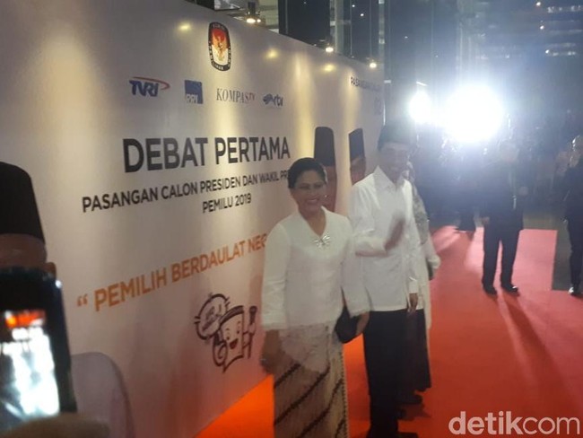 Ketika tiba di ruang tunggu, Jokowi sempat memakai jaket bomber berwarna merah. Pada debat pertama, tema yang diusung seputar hukum, HAM, anti-korupsi, dan terorisme. Debat ditayangkan langsung dan live streaming Kompas TV, TVRI, RRI, dan RTV. (Foto: Dwi-detikcom)