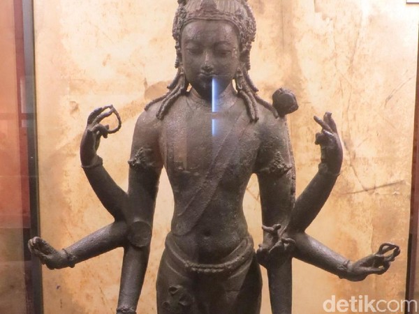 Patung Avalokitesvara yang menjadi Artefak Warisan Kebangsaan Malaysia. Patung perunggu ini ditemukan di Perak tahun 1936 diduga dari abad ke 7-12 masehi (Fitraya/detikTravel) Patung Avalokitesvara yang menjadi Artefak Warisan Kebangsaan Malaysia. Patung perunggu ini ditemukan di Perak tahun 1936 diduga dari abad ke 7-12 masehi (Fitraya/detikTravel)