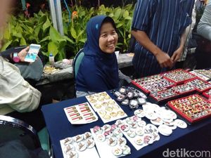 Cerita Fera Jual Pernak-pernik Jokowi dan Prabowo di Lokasi Debat