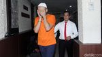 Diperiksa Polisi, Asisten Ivan Gunawan Tutupi Wajahnya