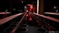 Terletak di kawasan Teluk Naga, Tangerang, produsen lilin di tempat ini kebanjiran pesanan.
