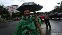 Saat beraksi di depan Istana, Hujan pun turun dengan deras tak menyurutkan massa terus beraksi.