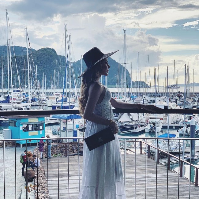 Namun tak berapa lama setelahnya, Safiey kembali berpenampilan sebagai wanita. Transgender yang telah melakukan serangkaian operasi plastik itu mengaku berubah pikiran karena sebagian orang menghina keputusan tesebut. Foto: Instagram @safieyillias94