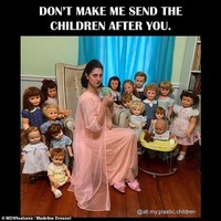 Tujuan pasangan ini sebenarnya bukan itu menakut-nakuti, melainkan membuat parodi. Foto keluarga dengan boneka dibuat setelah melihat isi Facebook teman-temannya dipenuhi foto keluarga dan anak sungguhan mereka. Menurut kami akan sangat keren jika berpose dengan mereka dalam acara yang tampak nyata, seolah mereka anak-anak betulan. Itulah awalnya lelucon ini dimulai, dan mulai berkembang dari sana, ujar Madeline. Foto: Dok. Madeline dan Malachi Dressel