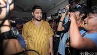 Ia memenuhi panggilan pemeriksaan polisi atas kasus narkoba asistennya. Ivan juga menjalni tes urine. Foto: Lamhot Aritonang/detikFoto