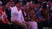 Menantu Jokowi Bobby Nasution ikut menonton debat capres.