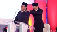 Sontak kemudian para tamu tertawa. Lalu Prabowo menunjukkan gestur joget kecil di atas panggung sembari tersenyum. Sandiaga yang berada di sebelahnya lalu merangkul dan melakukan gerakan memijit-mijit bahu Prabowo.