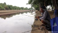 Perubahan warna itu pun mempengaruhi kondisi ekosistem di dalam air. Masih menurut warga, hasil pancingannya menurun sejak Kali Mookervart berubah warna.