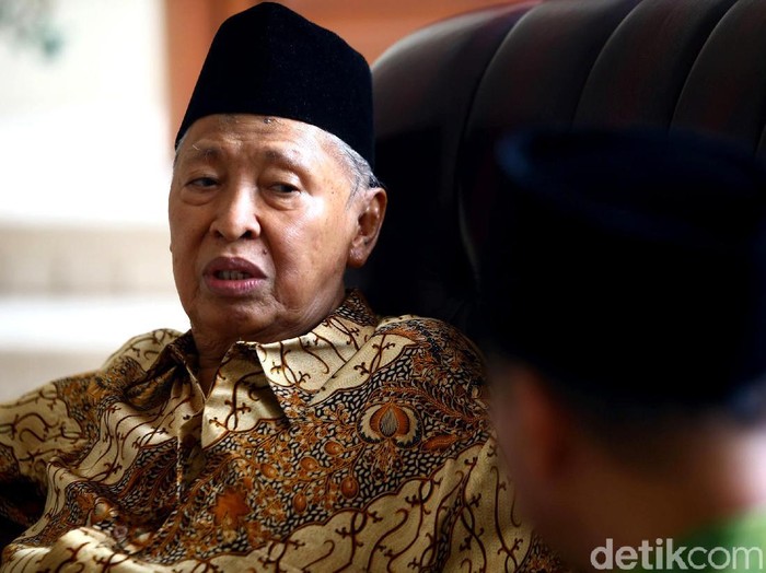 Ketua Umum PPP Muktamar Jakarta Humphrey Djemat bersama pengurus partai lainnya berkunjung ke rumah Hamzah Haz. Apa yang dibahas keduanya?