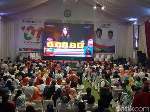 Relawan dan Pendukung Jokowi-Maruf Nobar Debat di Makassar