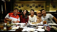 Hidangan khas Jepang jadi menu makan malam Vadi bersama keluarga. Terbukti nih, kalau Vadi dan Vidi memang punya hubungan yang dekat dengan keluarga mereka. Foto: Instagram @vadieakbar