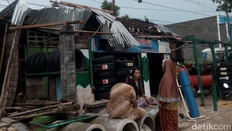 Angin Kencang Landa Lamongan, Robohkan Pohon dan Warung Angin Kencang Landa Lamongan, Robohkan Pohon dan Warung
