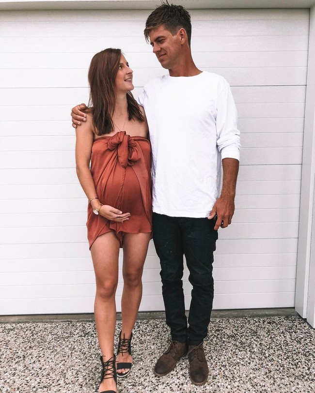 Ibu dua anak ini menunjukkan bagaimana olahraga berdampak pada penampilan tubuhnya sebelum, selama, dan setelah persalinan. Aku merasa cukup baik sejak aku kembali ke pelatihan, perlahan-lahan mendapatkan kembali kebugaran dan kekuatanku, tulisnya di Instagram. Foto: Instagram @nicoleknightt