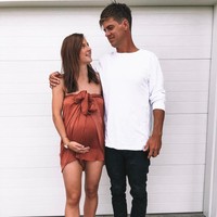 Ibu dua anak ini menunjukkan bagaimana olahraga berdampak pada penampilan tubuhnya sebelum, selama, dan setelah persalinan. Aku merasa cukup baik sejak aku kembali ke pelatihan, perlahan-lahan mendapatkan kembali kebugaran dan kekuatanku, tulisnya di Instagram. Foto: Instagram @nicoleknightt