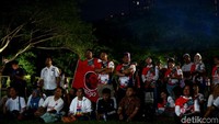 Para pendukung itu terlihat anteng saat menonton debat capres.