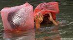 Gaya Anak-anak Berenang di Air Kotor Kali Sipon