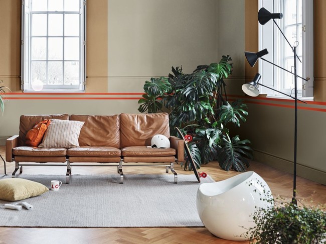 Ruang tamu memang cocok dibuat dengan kesan hangat. Spiced Honey pun cocok digunakan di tiga sisi. Inilah penerapannya di dua sisi dinding dan lantai. Foto: Dulux