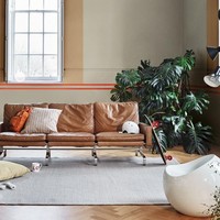 Ruang tamu memang cocok dibuat dengan kesan hangat. Spiced Honey pun cocok digunakan di tiga sisi. Inilah penerapannya di dua sisi dinding dan lantai. Foto: Dulux