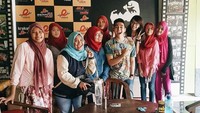 Begini serunya ketika Vadi bertemu dengan para penggemarnya sambil ngopi dan ngobrol santai. Vadi memang terkenal dengan kepribadiannya yang ramah. Foto: Instagram @vadieakbar