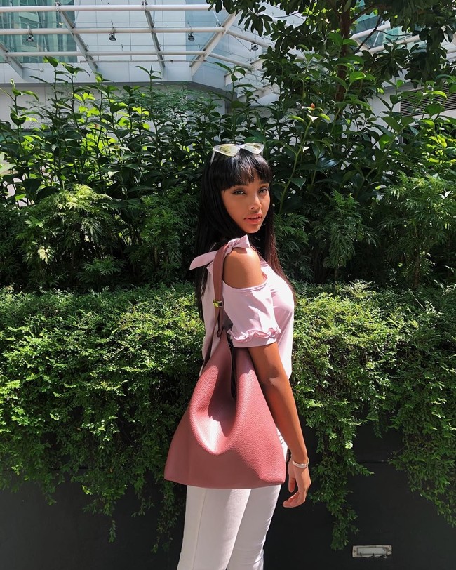 Sebelumnya Haneesya belum angkat bicara seputar pencopotan gelarnya sebagai juara Dewi Remaja. Ibunya lah, Norhasnida Hassan, yang sudah berkomentar mengenai hal tersebut. Melalui Facebook, Norhasnida mengatakan putrinya bisa jadi berteman dengan orang yang salah. Kini dia pun berharap Haneesya bisa mengambil pelajaran dari kontroversi yang terjadi. Foto: Instagram @haneesyahanee