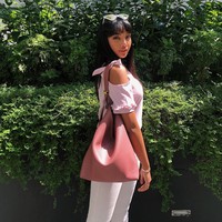 Sebelumnya Haneesya belum angkat bicara seputar pencopotan gelarnya sebagai juara Dewi Remaja. Ibunya lah, Norhasnida Hassan, yang sudah berkomentar mengenai hal tersebut. Melalui Facebook, Norhasnida mengatakan putrinya bisa jadi berteman dengan orang yang salah. Kini dia pun berharap Haneesya bisa mengambil pelajaran dari kontroversi yang terjadi. Foto: Instagram @haneesyahanee